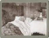 Anna Kristina Bengtsson ligger på sin dödsbädd 1908-04-12. Född Eriksdotter 1833 i Västra Frölunda - död 1908 i 36 kv. Lundby, Sommarnäs på Hisingen. Gift med Fabrikör Erik Bengtsson (född 1832 i Lilla Vommedal, död 1904 i 36 kv. Lundby, Sommarnäs på Hisingen). Erik Bengtsson var ägare till ett sågverk i Lundby 