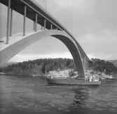 Oidentifierat lastfartyg vid Sandöbron