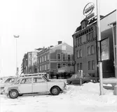 Stadsbebyggelse. Den vita bilen i förgrunden är en BMC 1800.