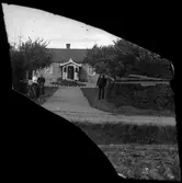 Familj framför bostadshus