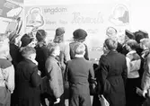 Ungdomar tittar på Hermods utställning, 1941