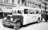 Buss med konduktör och passagerare, 1931-1933
