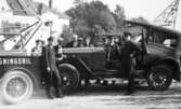 Bärgningsbil hämtar krockskadad bil på Hamnplan, 1920-tal