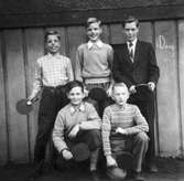 Pojkar utanför tennislokalen i Rosta, 1958