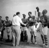 Harald Aronsson tackar gubblaget för god match, 1950