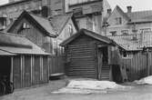 Bakgård med utedass på Gamla gatan, 1959