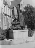 Staty vid Olaus Petrikyrkan, 1958