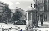Vattenpumpen vid trafikkorsningen vid Våghustorget, 1958