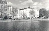 Bilar parkerade vid Örebro teater, 1958