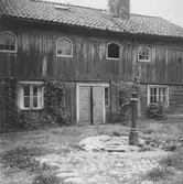 Vattenpumpen på gården Drottninggatan 64, 1954