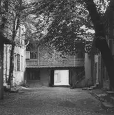 Gårdshus med stor veranda på Drottninggatan 54, 1956