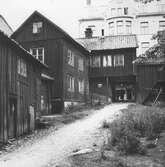 Det gamla möter det nya vid gården Drottninggatan 37, 1956