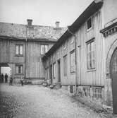 Barn leker på gården Drottninggatan 29, 1957