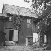 Flickor på trappan på gården Bondegatan 1,3, 1955