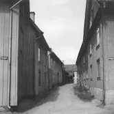 Näbbgränd från Drottninggatan mot Kyrkogårdsgatan, 1953
