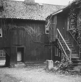 Portgång och trappa på kyrkogårdsgatan 23, 1953