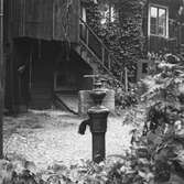 Gammal vattenpump på Kyrkogårdsgatan 23, 1953