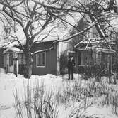 Man framför sitt hus på venavägen 4,6, 1956