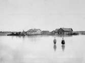 Pojkar vadar i vattnet i lokal översvämning i Stora Mellösa, 1910-08-03