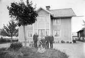 Familjen Lindqvist framför Röhammars gård, Stora Mellösa, 1910-1915