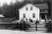 Familjen Stille framför lägenheten Eklunda, Stora Mellösa, 1920-tal