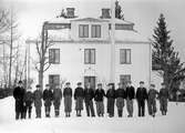 Lärare med elever utanför kyrkskolan, 1940-tal