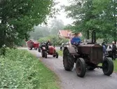 Veterantraktorklubb visar upp sina traktorer i Stora Mellösa, 1990-tal