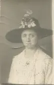 Ateljéporträtt, troligtvis av Josefina Mosslund, okänd plats och årtal. Josefina var Hilda Sandbergs (1887-1973, född Olsson) biologiska mor. Hon drev Josefina Mosslunds Modemagasin (modist/hattillverkning) i Boyes Basar i Göteborg (nära Rosenlundsplatsen).
Från Sagered-album.