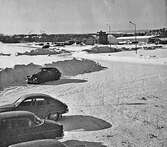 Vinterbild med bilar vid bilprovningen vid gamla flygfältet i Jönköping, år 1966.