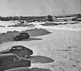 Vinterbild med bilar vid bilprovningen vid gamla flygfältet i Jönköping, år 1966.