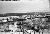 Vintervy över kyrkbyn i Sällstorp med gårdarna Hornagård, Bernts och Hansegård, räknat från kyrkan som ligger längst till vänster, delvis ur bild.