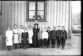 Småskollärarinnan Bertha Engström (fotografens mor) med en skolklass om fem flickor och sex pojkar.