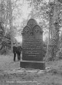 Två ynglingar vid Engelbrektsmonumentet vid Göksholm, 1920-tal