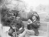 Män vid parkbänk i Örebro, 1889 Augusti