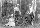 Flickor på cykeltur, 1900-talet