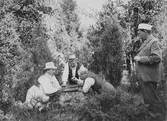 Män spelar Backgammon i skogen i Götarsvik, 1897