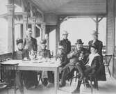 Familjen Nordstrand dricker kaffe på altanen, 1895 ca