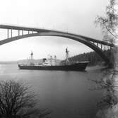 Fartyget Leonid Leonidov vid Sandöbron