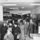 Kunderna strömmar in vid invigningen av varuhuset Domus i Huskvarna år 1966. Nuvarande Rosengallerian.