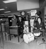 En orkester spelar vid invigningen av varuhuset Domus i Huskvarna år 1966. Nuvarande Rosengallerian.