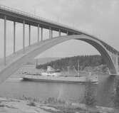 Fartyget Oscar Gorthon vid Sandöbron
