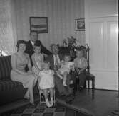 Bilden tagen 1961 när familjen Joyce och Gilles Poire med barnen Debbi, Derek, Michele och Marcel var hemma i Ed Bollstabruk och hälsade på Joyce pappa Bernhard Dahlberg, som flyttat hem från Canada efter många år.