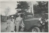 Tre personer står framför en bil, okänd plats och årtal. 
Relaterat motiv: A3725. Foto från Sagered-album.