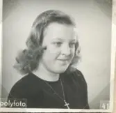 Ateljéporträtt av Siv Stockman, okänt årtal. Född Karlsson 1937 i Kållered. Dotter till Karl och Emma Karlsson, 