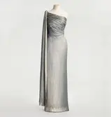 Klänning monterad på docka. Beställd av Karin Ekelund Sachs (1913-1976) firad skådespelerska på 1940-talet och Radioteaterns första kvinnliga producent 1961. Hon var gift med NK-direktören Ragnar Sachs. och stamkund i varuhuset i decennier, hon kallades 