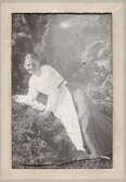Emma Andersdotter Andersson (född 1854 i Landvetter, död 1931 i Livered) halvligger på en buske, Livered 1:15 