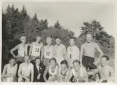 Gratulationskort (ej i bild) till Knut Sund på 50-årsdagen 1964 med ett inklistrat foto av hans kamrater som var maratonlöpare i Göteborg.
