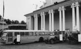 Utanför konserthallen, där Sveriges Filatelistförening i Göteborg
hade utställning, sågs denna postdiligenskavalkad. Fr.h. en
hästdiligens, en postbuss från 1924 och en dagsfärsk m/1960.