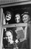 De för resan ansvariga i ett salongsvagnsfönster, fr.v. Sylvia
Isberg, Folke Strandner, Margareta Almers och nederst 