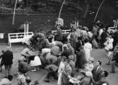 15.000 Lisebergsbesökare deltog livligt i klappjakten på de 100.000
frimärksklipp ur postens kilovara, som en helikopter släppte ned över
området.